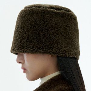 AMOMENTO Reversible Shearling Bucket Hat